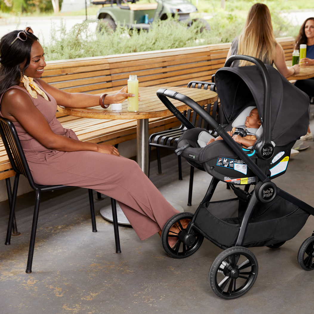 Famille avec bébé en poussette dans une grande ville